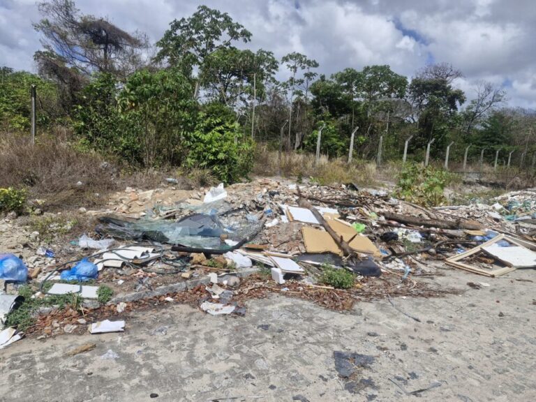 Moradores denunciam acúmulo e descarte irregular de lixo próximo à área ambiental de João Pessoa