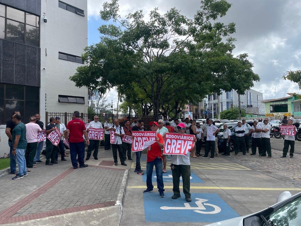 Greve dos motoristas de ônibus: categoria mantém paralisação em João Pessoa 2 greve motoristas onibus
