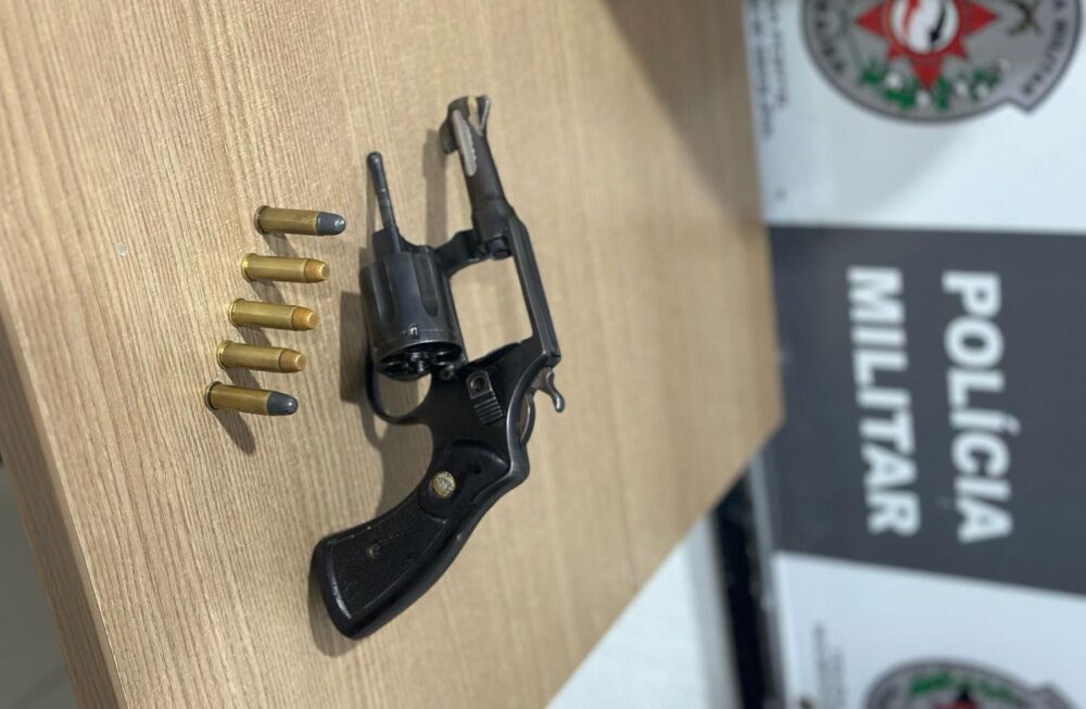 ARMAS E DROGA SÃO APREENDIDAS, E DOIS SÃO PRESOS, NA ZONA SUL DE JOÃO PESSOA 2 5bpm.pmpb 20250216 0001