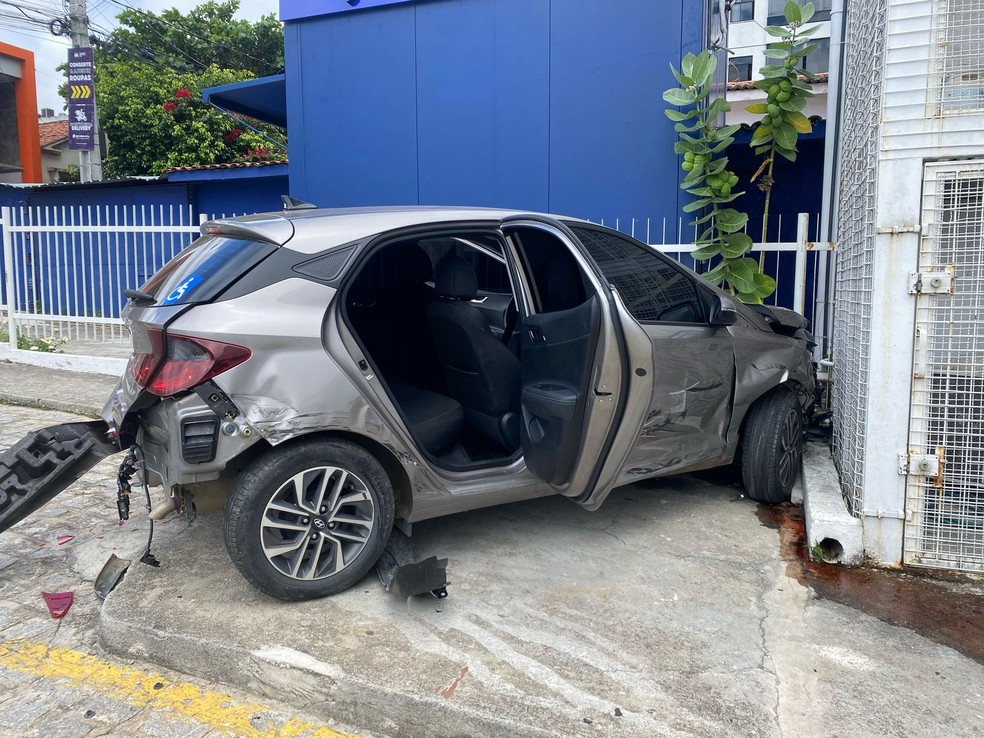 Tentativa de assalto a carro forte termina em tiroteio, roubo de veículo e duas pessoas feridas, em Campina Grande 2 whatsapp image 2025 03 25 at 09.31.06