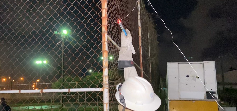 Criança morre eletrocutada ao encostar em grade energizada de quadra durante brincadeira, em João Pessoa 2 energisa teste condutividade