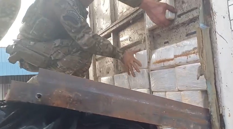Homem é preso suspeito de transportar mais de 160 kg de cocaína em carreta na Grande João Pessoa 2 fundo falso