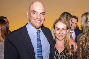 1_3-o-ministro-do-stf-alexandre-de-moraes-viviane-barci-de-moraes-rita-nolasco-e-o-presidente-do-stf-ministro-lui-s-roberto-barroso-59228306.webp.webp