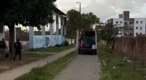 Adolescentes são atingidos por tiros em praça no bairro das