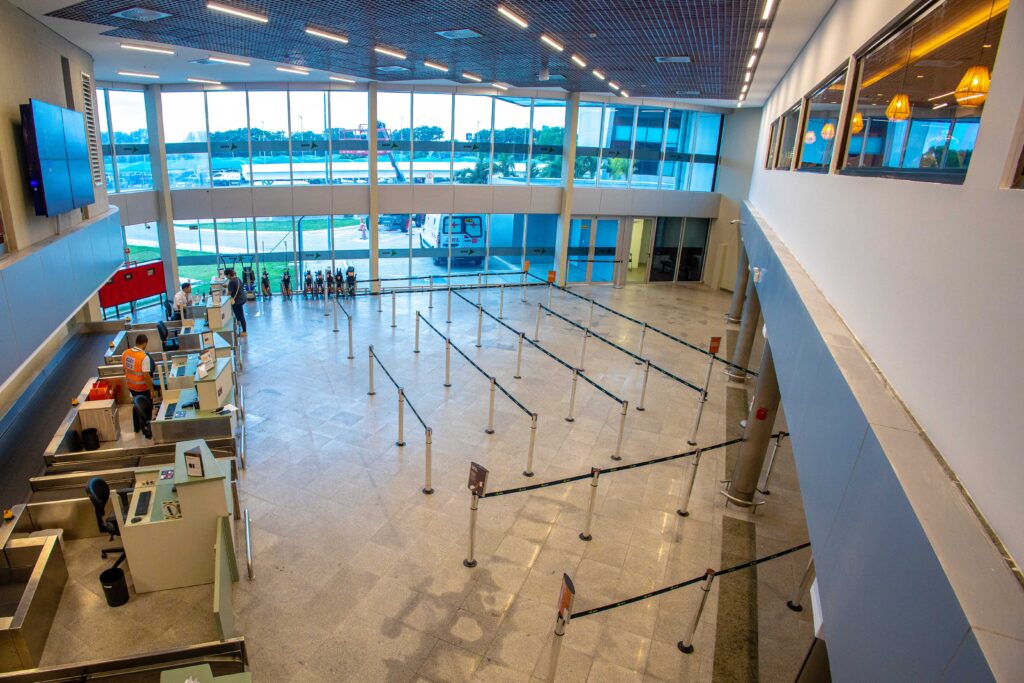 Fortes chuvas impedem pouso de aviões no Aeroporto Castro Pinto