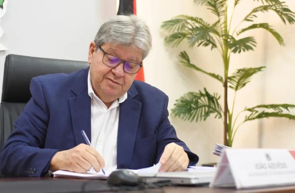 João Azevêdo anuncia reajuste de 10% nos salários de servidores