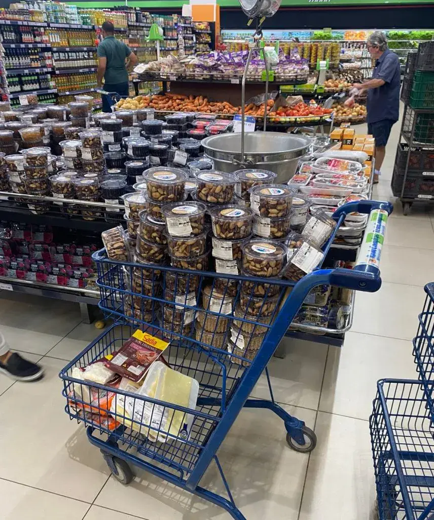 Procon-JP autua supermercado no Aeroclube por vender alimentos com validade