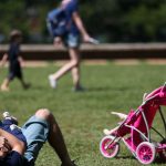 Licença-paternidade de até 20 dias é aprovada no Senado 