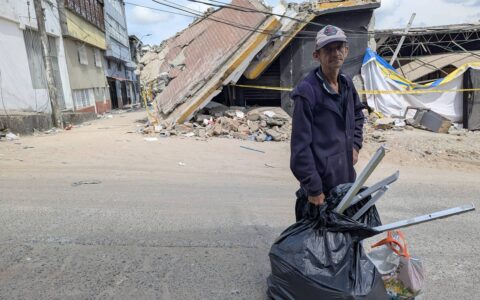 Colômbia: Moradores reviram escombros por metal para venda
