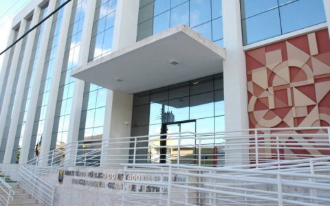 MP entra na Justiça por supostos descontos na folha de pagamento de servidores para custear programa social no Sertão