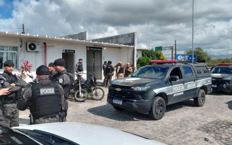 Três suspeitos são mortos e armas são apreendidas após troca de tiros com a polícia