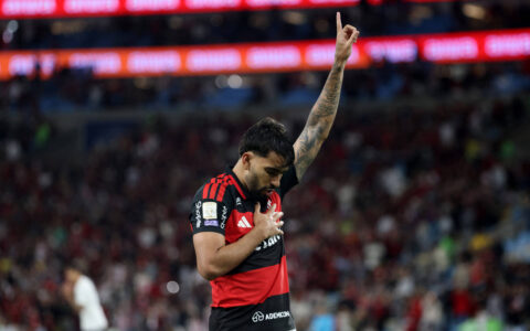 Flamengo vence Corinthians e retoma ponta do Brasileiro