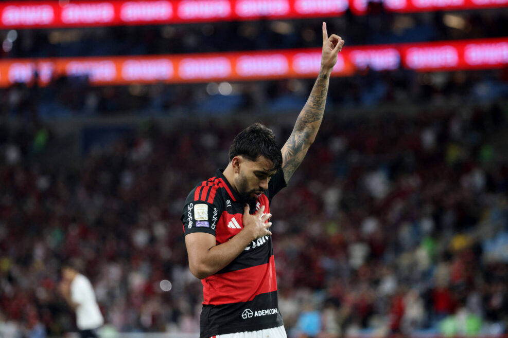 Flamengo vence Corinthians e retoma ponta do Brasileiro