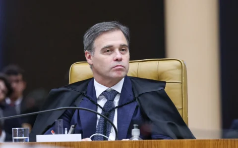 Mendonça inclui Flávio Bolsonaro em inquérito sobre filme ‘Dark Horse’