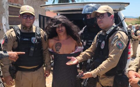 Suspeito de homicídios é preso com peruca e roupas femininas