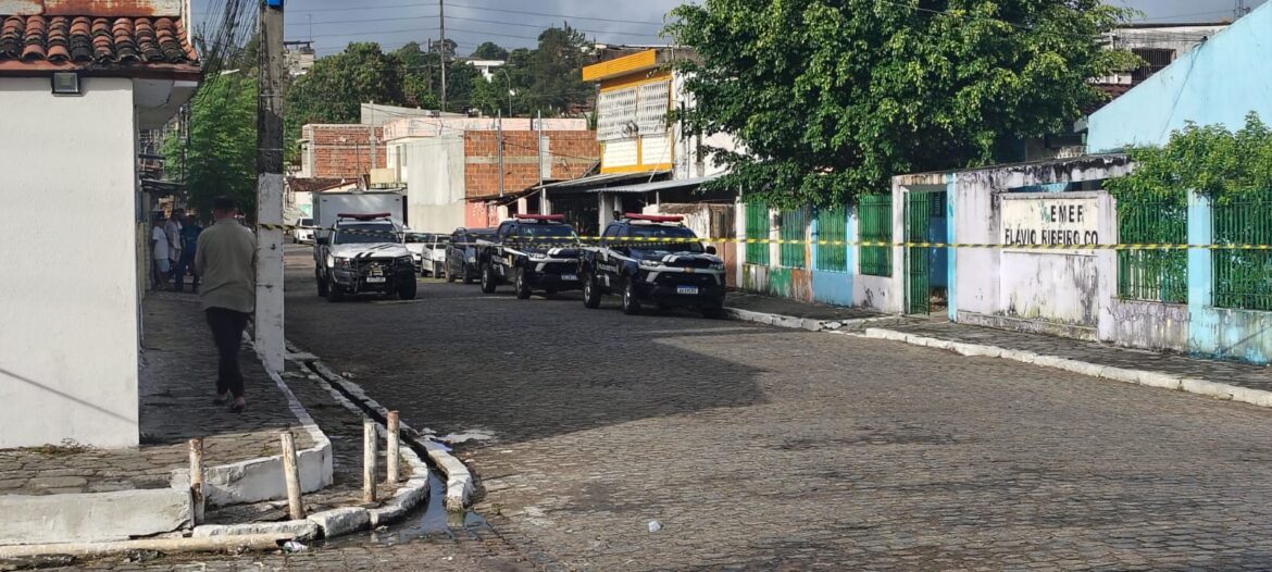 Adolescente de 17 morre após ser perseguido até escola em Bayeux