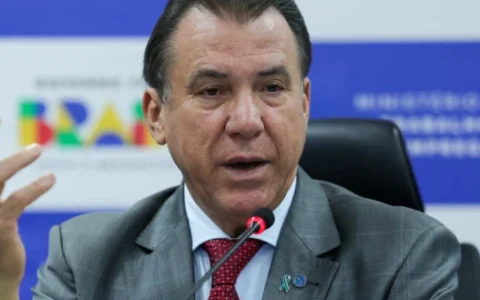 Ministro vê como retrocesso trabalhador negociar jornada com empresa