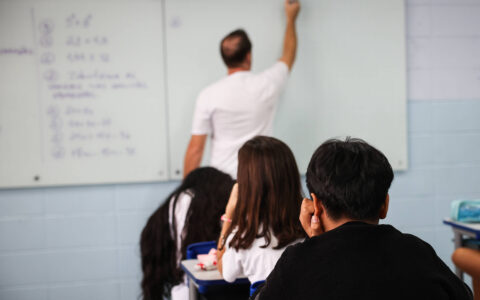 Violência cresce e vínculo escolar cai no fundamental