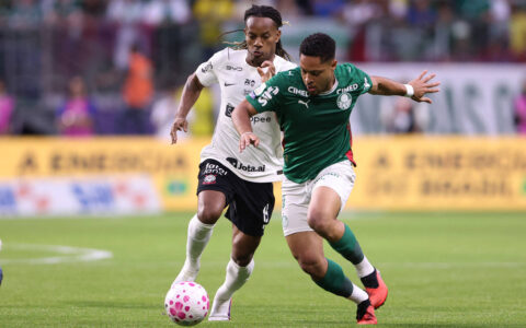 Palmeiras goleia o Corinthians e segue na cola do Flamengo