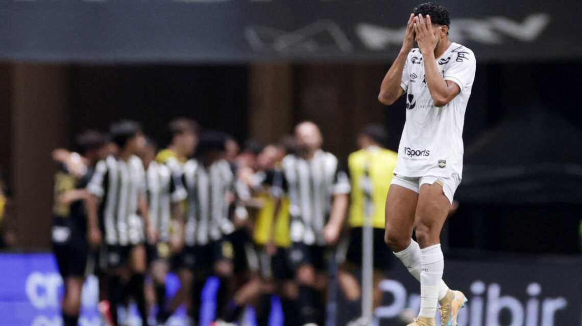 Santos toma virada nos acréscimos e perde para o Atlético