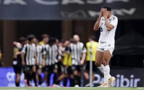 Santos toma virada nos acréscimos e perde para o Atlético