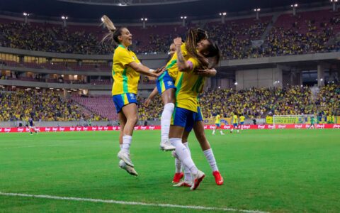 Brasil cede empate à Argentina e não aproveita expulsão