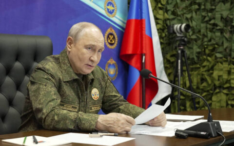 Rússia acelera ofensiva na Ucrânia; Trump suspende sanções