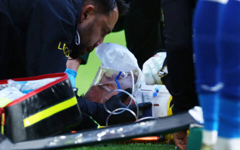 Dibu Martínez, do Chelsea, sofre choque de cabeça e deixa campo em maca
