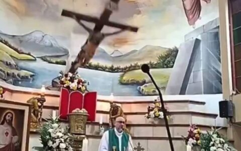 Equador: Crucifixo se desprende e mata padre durante missa