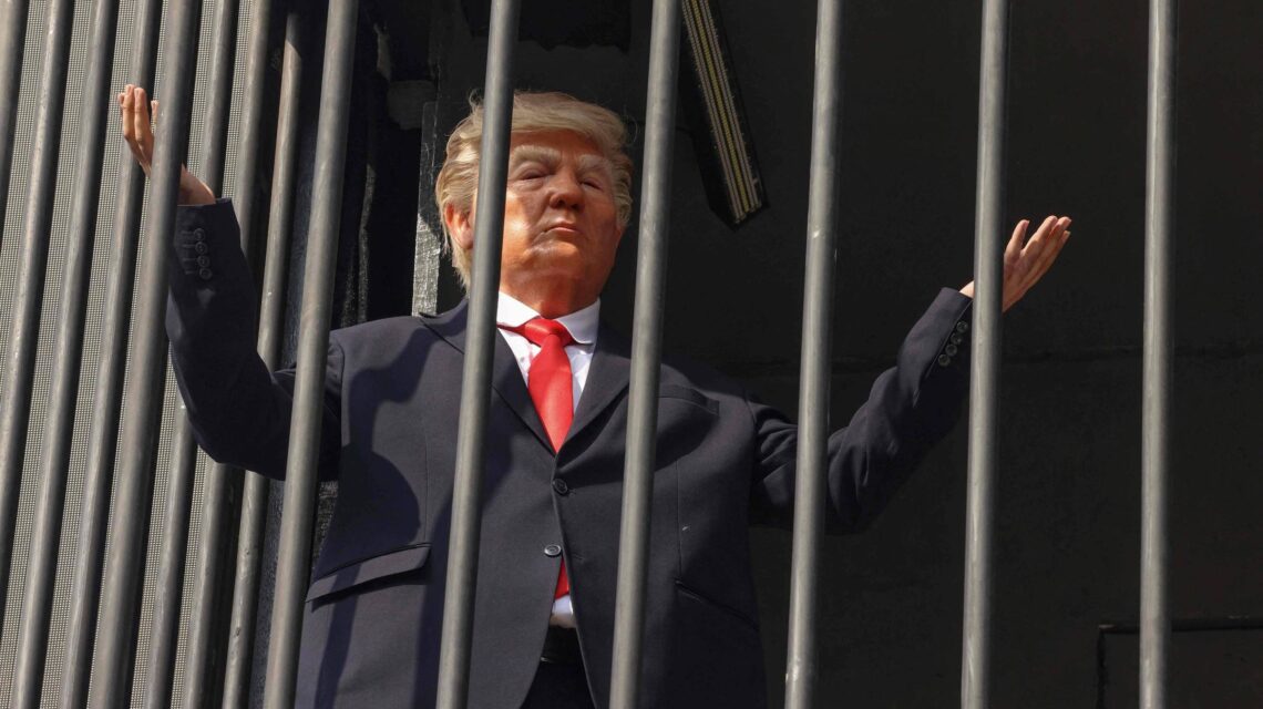Irã coloca ator vestido de Trump preso em uma cela