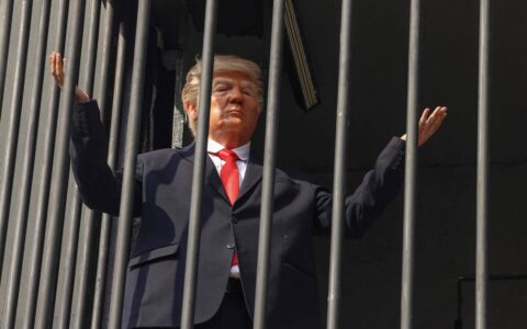 Irã coloca ator vestido de Trump preso em uma cela