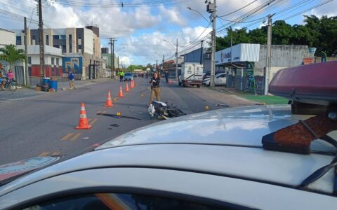 Imagens mostram colisão entre caminhonete e moto que deixou homem morto em João Pessoa