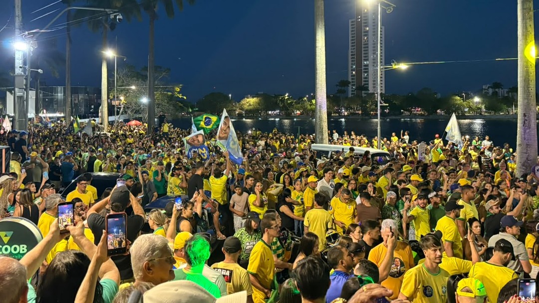 Apoiadores realizam ato pró-Flávio no entorno do Açude Velho