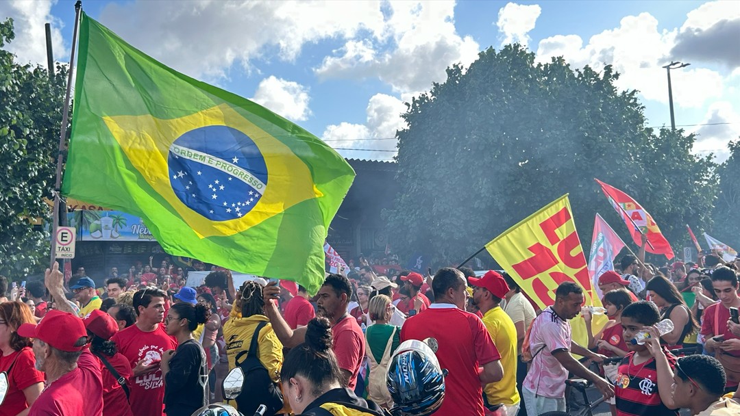 Apoiadores realizam ato pró-Lula no Mercado Público de Mangabeira