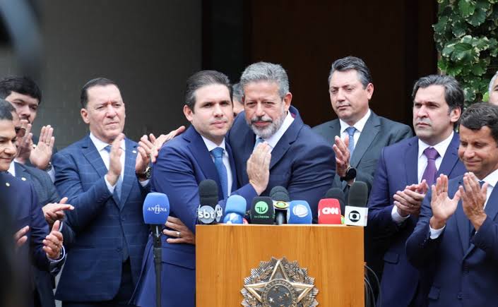 Centrão mantém bloco e apoia reeleição de Hugo Motta na Câmara