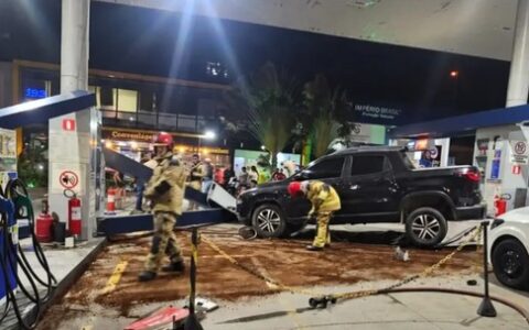 Motorista perde controle de carro, colide com bomba de combustível e atinge três veículos