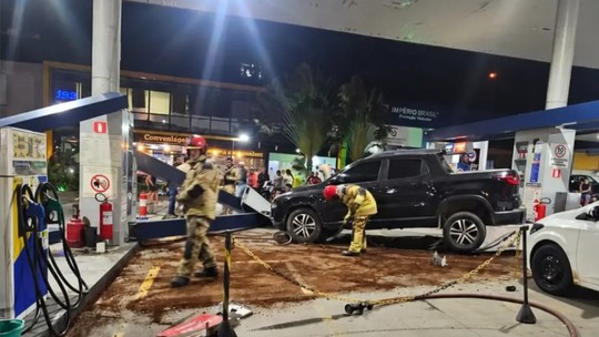 Motorista perde controle de carro, colide com bomba de combustível e atinge três veículos